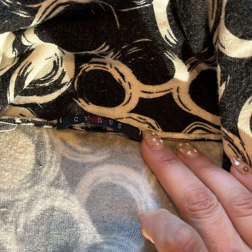 Circle Pattern wrap Sweater - Picture 3 of 4
